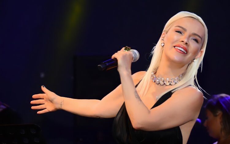 Ömür Gedik’in gizemli yüzüğü merak konusu oldu Ömür Gedik’in gizemli yüzüğü merak konusu oldu