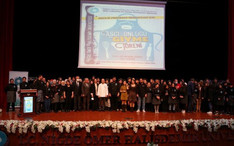 Aşçılar önlük giydi Aşçılar önlük giydi