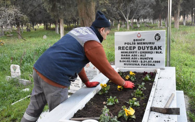 Balıkesir Edremit’te şehitliklere bakım yapıldı Balıkesir Edremit’te şehitliklere bakım yapıldı