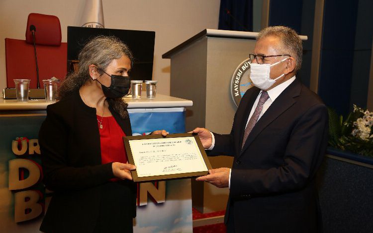 Kayseri’den Yalova’ya tarım eğitimi için teşekkür plaketi Kayseri’den Yalova’ya tarım eğitimi için teşekkür plaketi