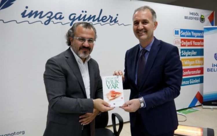 Bursa İnegöl’de Sıtkı Aslanhan kitaplarını imzaladı Bursa İnegöl’de Sıtkı Aslanhan kitaplarını imzaladı