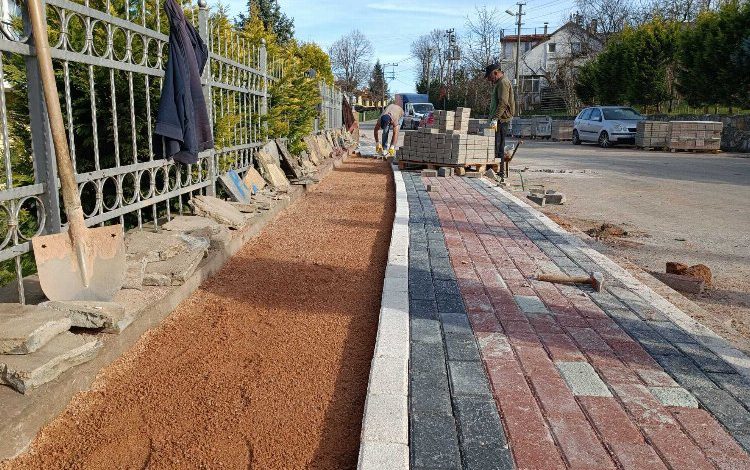 Kocaeli Kartepe’de asfaltı tamamlanan caddeye kaldırım makyajı