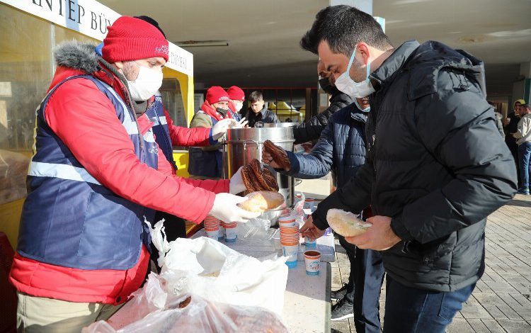 Gaziantep’te otogarda yolculara kumanya dağıtıldı Gaziantep’te otogarda yolculara kumanya dağıtıldı