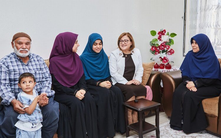 Başkan Şahin YKS’de dereceye giren Gaziantepli öğrencilerle buluştu