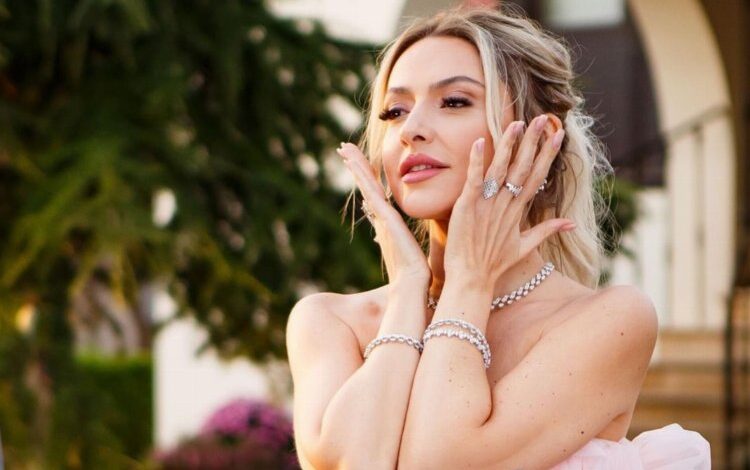 Hadise depremde ‘ebeveyn kaybı’ yaşayanlar için söyleyecek