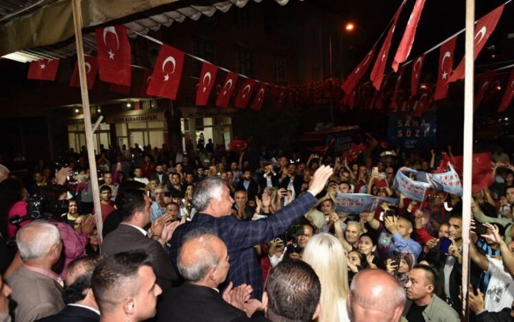 Başkan Karalar’dan gece mitingi Başkan Karalar’dan gece mitingi