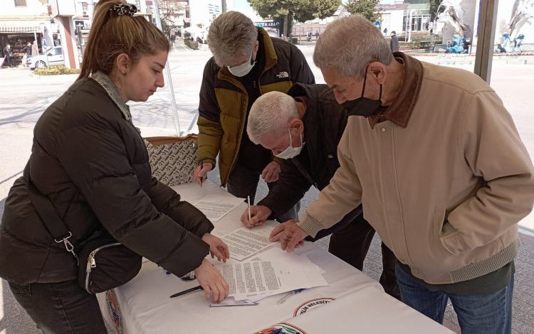 Bursa Gemlik’te ‘Körfezime Dokunma’ imzaları sürüyor Bursa Gemlik’te ‘Körfezime Dokunma’ imzaları sürüyor