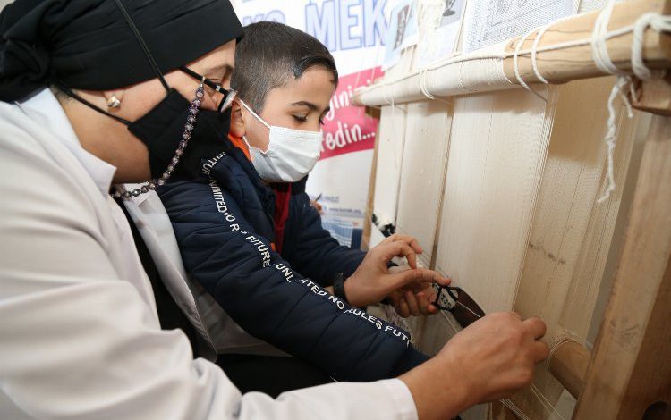 Kocaeli Gebze’de öğrenciler Hereke Halısı dokudu Kocaeli Gebze’de öğrenciler Hereke Halısı dokudu