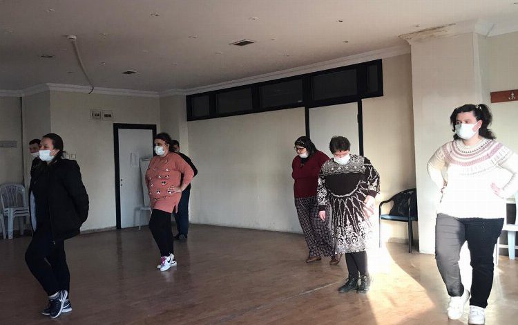 İzmit Down Cafe etkinlikleriyle sosyalleştiriyor