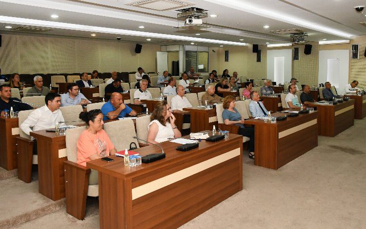 İzmir Karabağlar muhtarları dinliyor