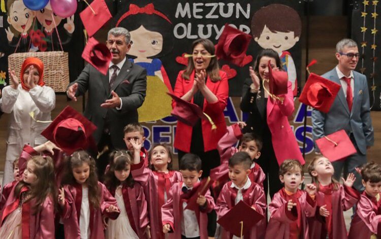 Kütahya’da minik öğrenciler kep fırlattı! Kütahya’da minik öğrenciler kep fırlattı!