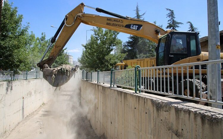 Kayseri Melikgazi’de kanallara temizlik Kayseri Melikgazi’de kanallara temizlik