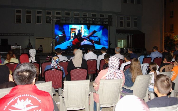 Pazaryeri’nde açık hava sinemasına yoğun ilgi Pazaryeri’nde açık hava sinemasına yoğun ilgi