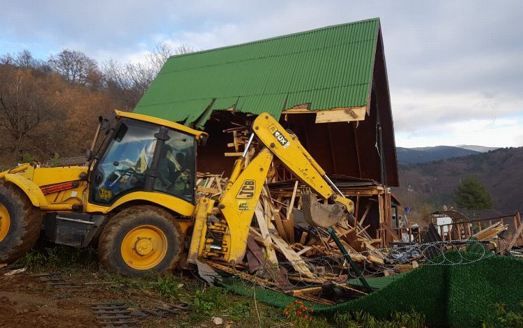 Bursa Osmangazi Belediyesi, ruhsatsız 4 binayı yıktı