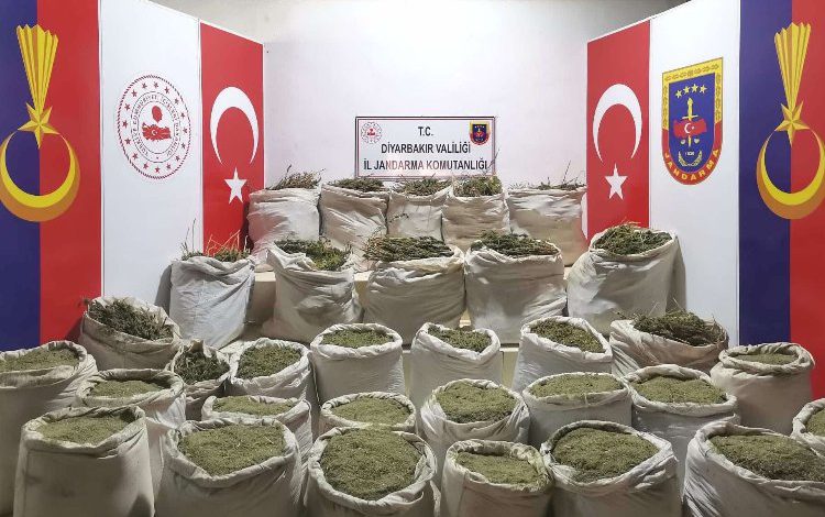 Diyarbakır’da 2 tona yakın uyuşturucu madde ele geçirildi Diyarbakır’da 2 tona yakın uyuşturucu madde ele geçirildi