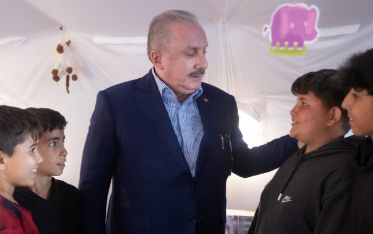 Hatay’da çadır kentleri ziyaret etti Hatay’da çadır kentleri ziyaret etti