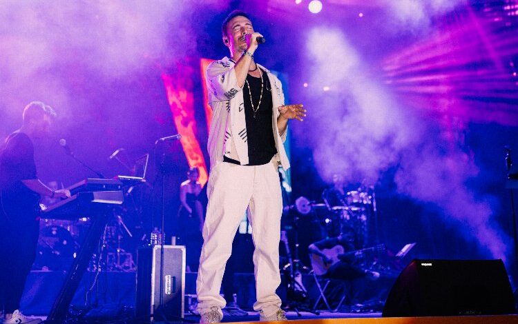 Oğuzhan Koç şarkılarını Kapodakya’da söyledi Oğuzhan Koç şarkılarını Kapodakya’da söyledi