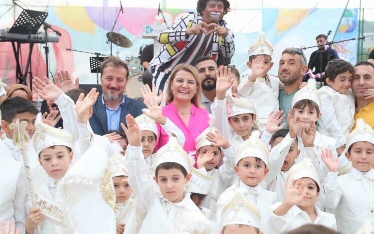 İzmitli çocuklar ve aileleri geleneksel şölende eğlendi İzmitli çocuklar ve aileleri geleneksel şölende eğlendi