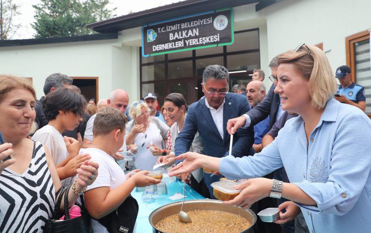 İzmitliler aşure gününde buluştu İzmitliler aşure gününde buluştu