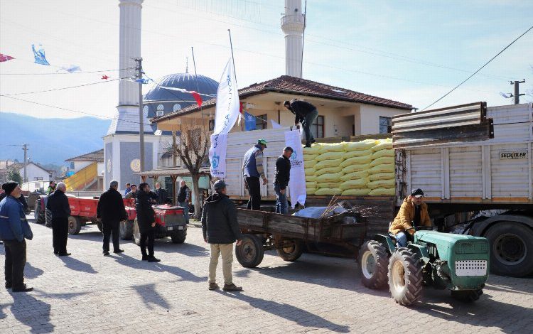 Kocaeli Büyükşehir’in gübre desteği çiftçilerin yüzünü güldürüyor Kocaeli Büyükşehir’in gübre desteği çiftçilerin yüzünü güldürüyor