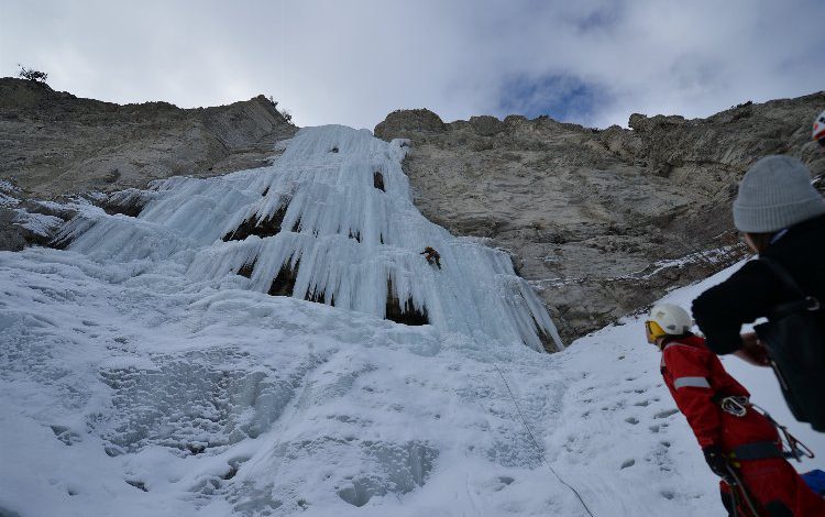 Erzurum’da donmuş şelaleye tırmandılar! Erzurum’da donmuş şelaleye tırmandılar!