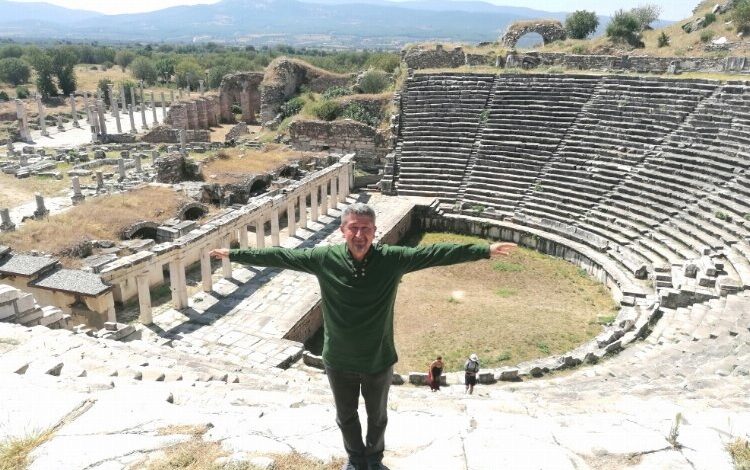 Tarihçi Rıdvan Şükür Afrodisias’ı adım adım gezdi Tarihçi Rıdvan Şükür Afrodisias’ı adım adım gezdi