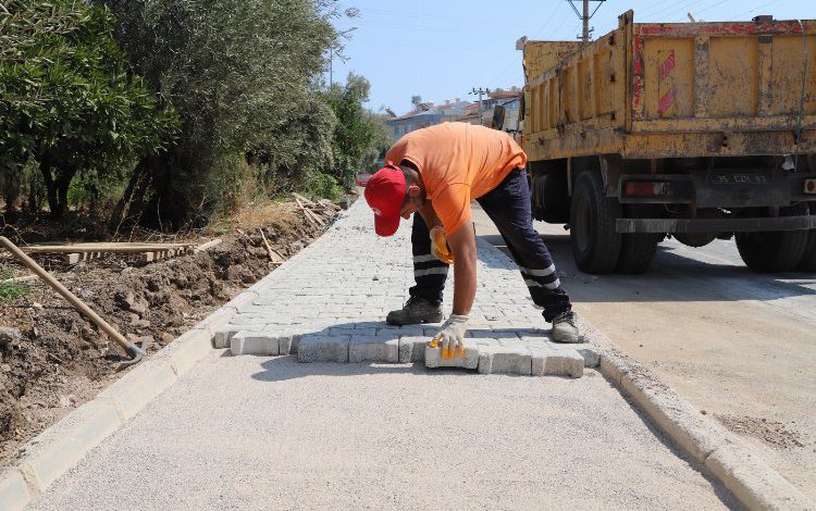 İzmir Menderes’te kaldırım çalışması