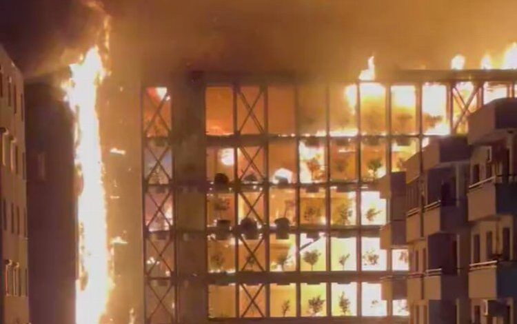 İzmir’de sitede büyük yangın!