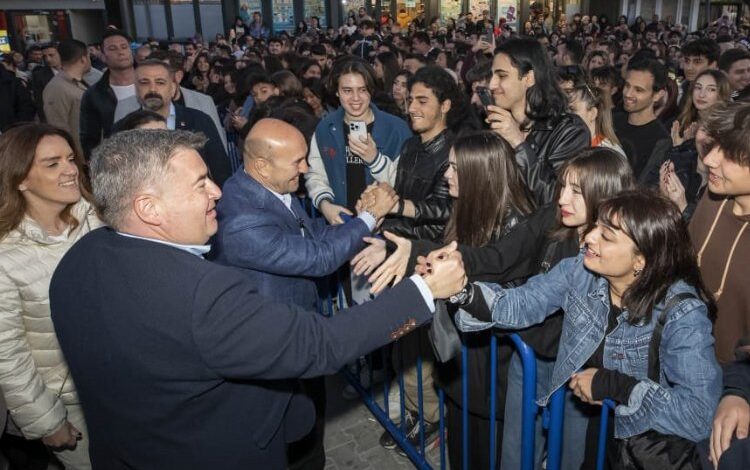 Çeşme’de 2023 kuşağı coşkusu Çeşme’de 2023 kuşağı coşkusu