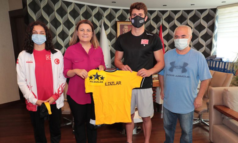 Kocaeli İzmit’te başarılı yüzücülerden Başkan Hürriyet’e ziyaret Kocaeli İzmit’te başarılı yüzücülerden Başkan Hürriyet’e ziyaret