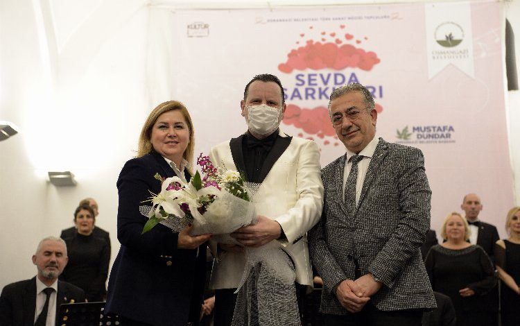 Bursa Osmangazi’de şarkılar “Aşk ve Sevgi” için söylendi Bursa Osmangazi’de şarkılar “Aşk ve Sevgi” için söylendi