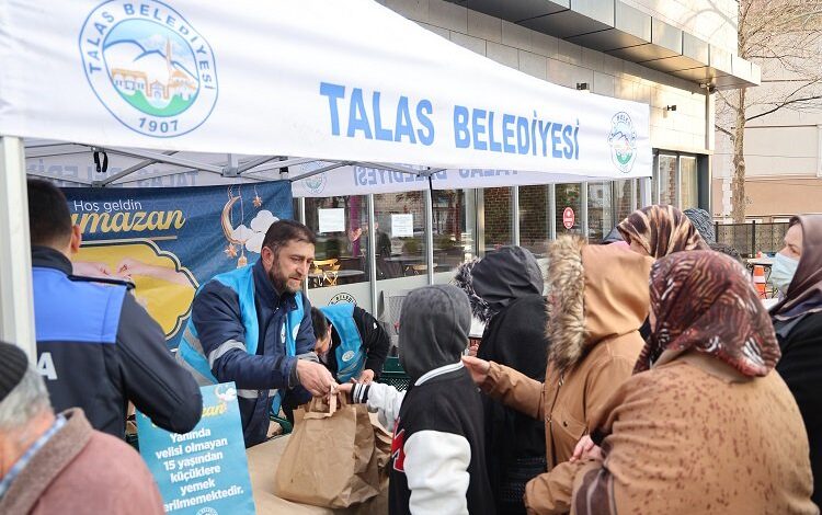 Talas’ta “Biz pişirelim, siz ulaştırın” gönüllere dokunuyor Talas’ta “Biz pişirelim, siz ulaştırın” gönüllere dokunuyor