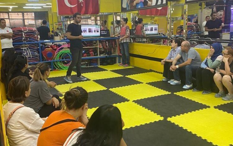 İzmir Konak’ta veliler uyuşturucu kullanımına karşı bilgilendirildi İzmir Konak’ta veliler uyuşturucu kullanımına karşı bilgilendirildi