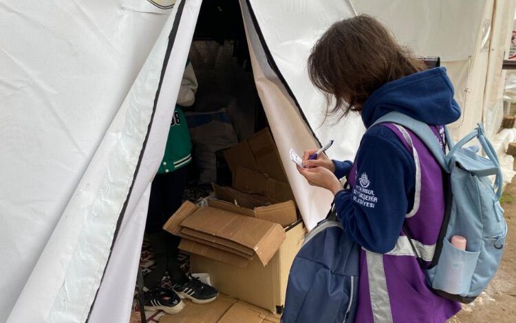 Hatay’da ‘Mor Otobüs’ ile hijyen çantası dağıtılıyor Hatay’da ‘Mor Otobüs’ ile hijyen çantası dağıtılıyor