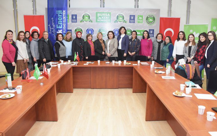 Bursa’da Limak Enerji’den kadınlara ‘enerjik püfler’ anlatıldı Bursa’da Limak Enerji’den kadınlara ‘enerjik püfler’ anlatıldı