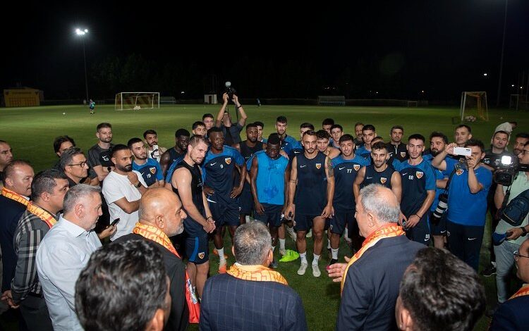 Kayserispor’a şehir protokolden moral ziyareti Kayserispor’a şehir protokolden moral ziyareti