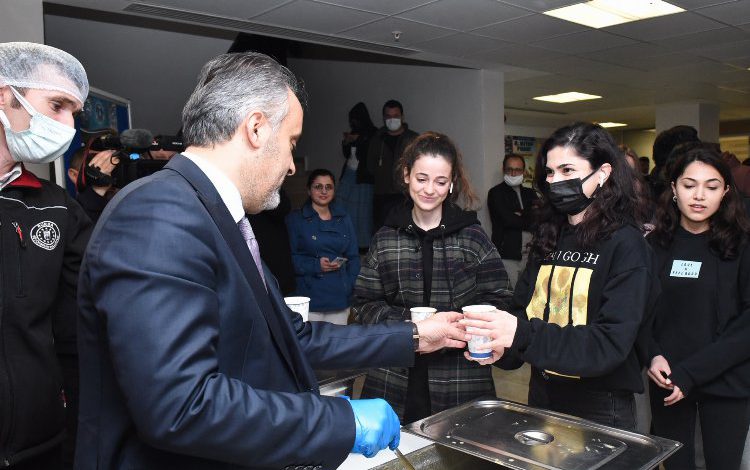 Bursa’da üniversiteli gençler istedi, Başkan Aktaş mesaiyi uzattı Bursa’da üniversiteli gençler istedi, Başkan Aktaş mesaiyi uzattı