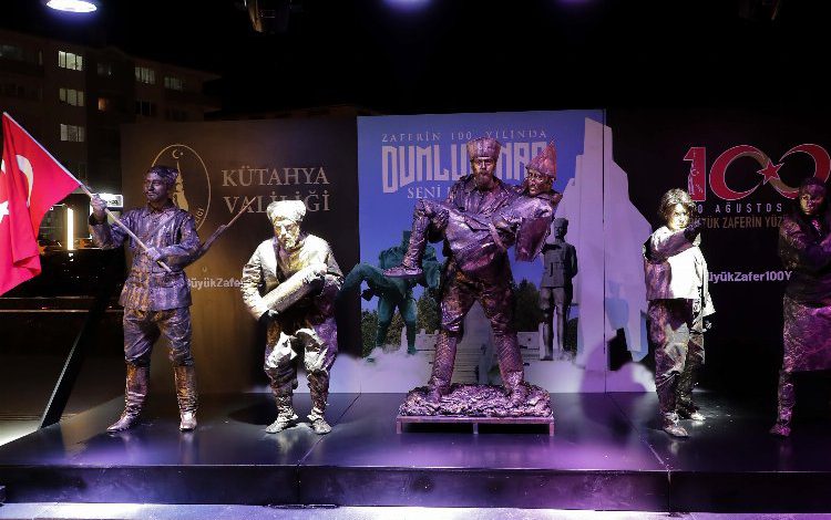 Kütahya’da Büyük Zafer’in coşkusuna canlı heykel performansı Kütahya’da Büyük Zafer’in coşkusuna canlı heykel performansı