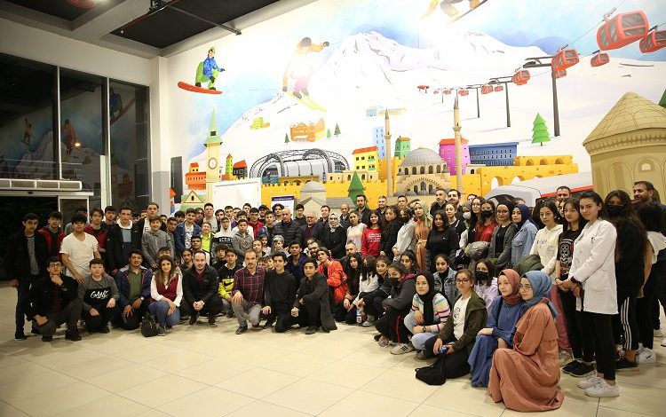 Memduh Büyükkılıç gençlerle buluşuyor