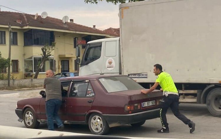 Polis memurunun yardımsever tavrı takdirle karşılandı