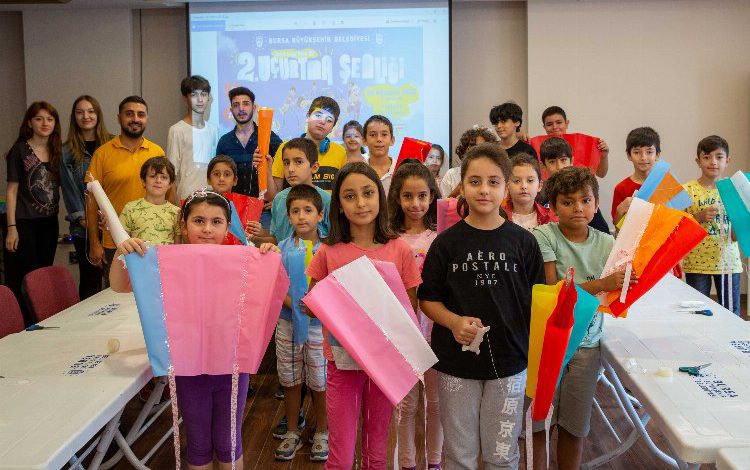 Minik eller Bursa semalarını süsleyecek