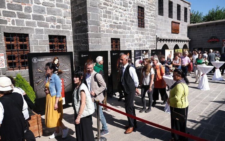 Sur’un sembolik alanları sergilerle buluştu