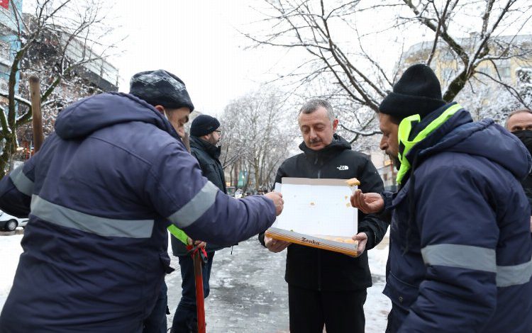 Başkan Büyükakın’dan Kocaeli’nde karla mücadele eden ekiplere teşekkür Başkan Büyükakın’dan Kocaeli’nde karla mücadele eden ekiplere teşekkür