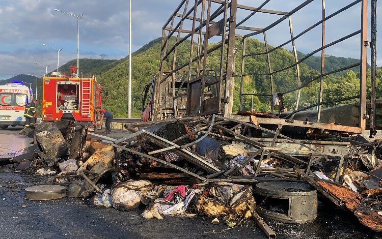 Düzce otoyolunda nakliye kamyonu yandı