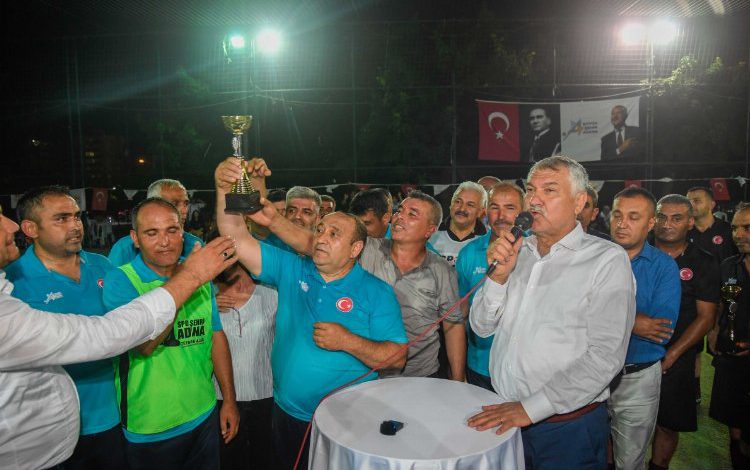 Muhtarlar halı sahada kapıştı! Şampiyon Saimbeyli oldu Muhtarlar halı sahada kapıştı! Şampiyon Saimbeyli oldu