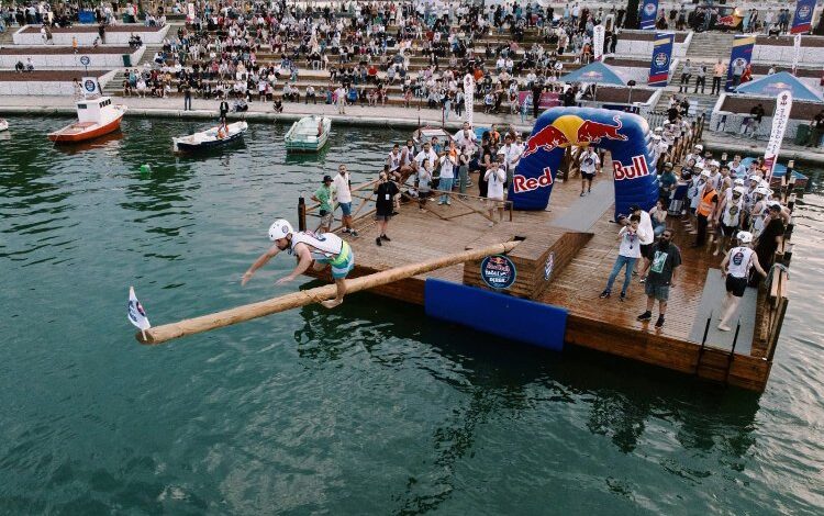 Yağlı direk yarışı nefes kesti