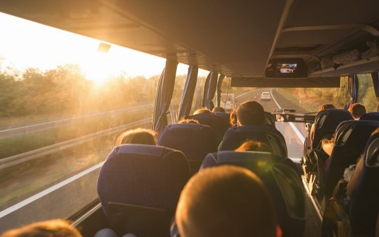 Turistler seyahatlerinde otobüse yöneldi Turistler seyahatlerinde otobüse yöneldi