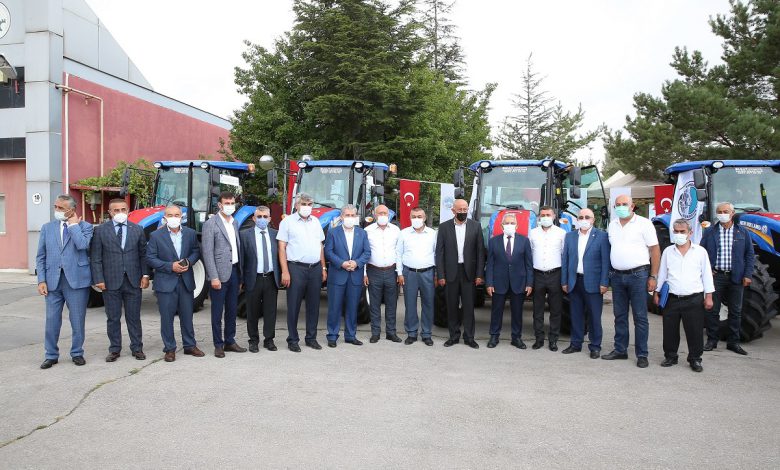 Kayseri Büyükşehir’den çiftçilere traktör desteği Kayseri Büyükşehir’den çiftçilere traktör desteği
