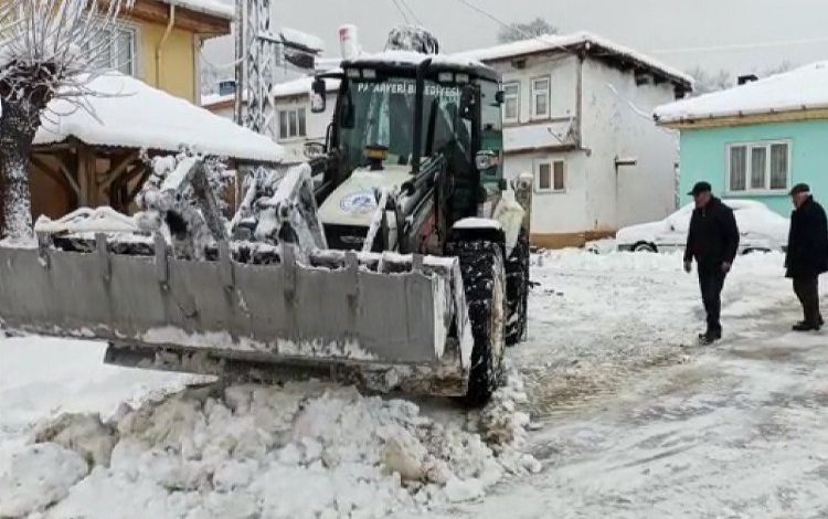 Bilecik Pazaryeri’nde kar küreme çalışmalarına hız kesmeden devam ediyor Bilecik Pazaryeri’nde kar küreme çalışmalarına hız kesmeden devam ediyor