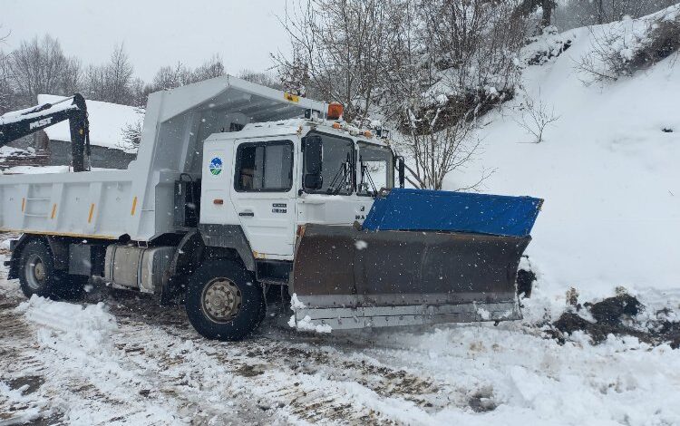 Sakarya’da yoğun kar alan grup yolları açılıyor